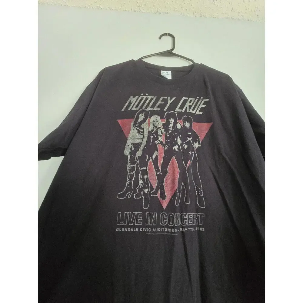 Motley Crue Band Tee (XL) - Picture 2 of 3